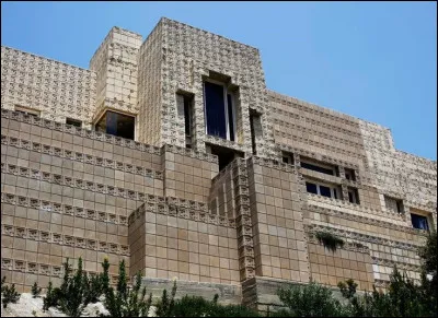 Conçu à partir des anciens temples mayas, cet édifice troque les blocs de pierre pour des blocs en béton préfabriqué. Saurez-vous retrouver le nom de ce bâtiment, son - illustre - architecte et la ville où il a été construit ?