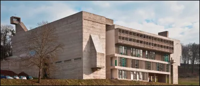Le béton s'invite également dans les édifices religieux. Il y est même plus que légitime grâce à son austérité monacale. Quel est cet imposant bâtiment signé Le Corbusier, dans quel département se situe-t-il et quand a-t-il été inauguré ?
