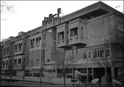 Vous vous rappelez de la question 3 ? Le béton est si grisant qu'il a obtenu les faveurs d'une autre discipline artistique. Saurez-vous me dire la fonction de ce bâtiment, son architecte et la ville où il est situé ?