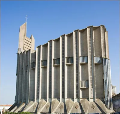 Pour vénérer Dieu à l'abri de la distraction, rien de mieux qu'un environnement de béton bien gris. Saurez-vous retrouver le nom de cet édifice religieux, la ville où il se situe et sa date d'inauguration ?