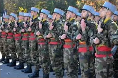Les soldats présentèrent les armes "en deux temps trois mouvements". Que signifie cette expression ?