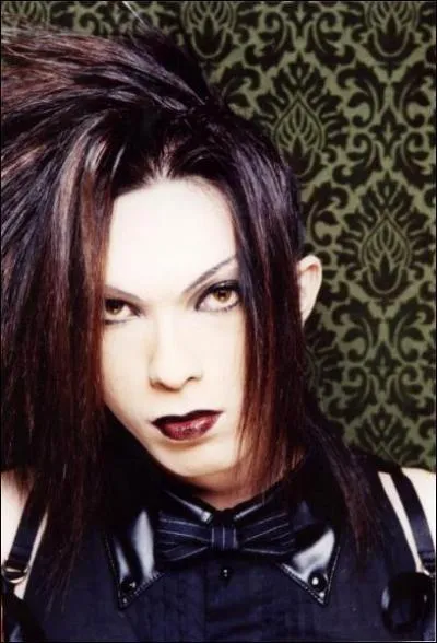 Quel est le nom de son ancien groupe o il tait au chant ?