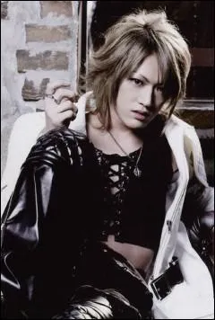 Quel est le nom de ce guitariste ?