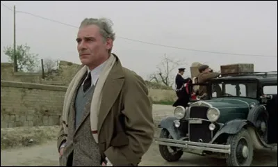 "Le christ s'est arrêté à Eboli", inspiré du roman autobiographique de Carlo Levi, avec Gian Maria Volontè Lea Massari, raconte deux années de la vie d'un médecin et écrivain antifasciste, placé en 1935 en résidence surveillée à Aliano, dans la province de Basilicate. Qui est le réalisateur du film ?