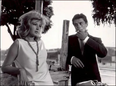 "L'éclipse" traite de l'incommunicabilité des personnes dans le monde contemporain; le film suit Vittoria (Monica Vitti), qui a une relation avec un courtier en Bourse (Alain Delon). C'est un film de ...