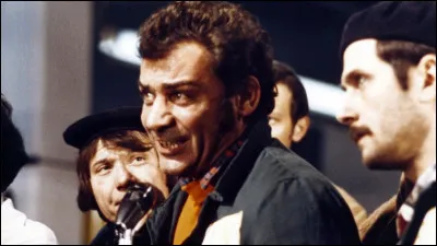 Lulu Massa (Gian Maria Volonté) est un ouvrier ordinaire, acharné au travail. Il est victime d'un accident de travail dans lequel il perd un doigt, et s'aperçoit de la solidarité des autres ouvriers. Quel est le titre de ce film d'Elio Petri ?