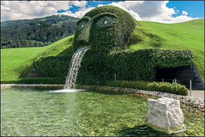 Où peut on admirer la curieuse fontaine Swarovski ?