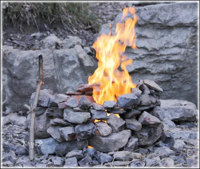 Où la "Fontaine ardente" crache-t-elle ses flammes au milieu de l'eau ?