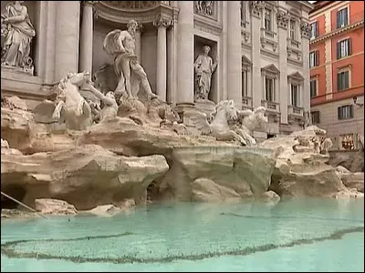 Dans quelle ville se trouve la célèbre fontaine de Trévi ?
