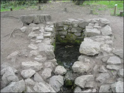 Où est située la fontaine de Barenton, aux incroyables pouvoirs ?