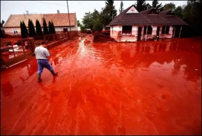 Petit bonus coloré > L'avantage de l'aluminium est qu'il est présent en grande quantité sur Terre (donc, bon marché !) et que/qu'il ...