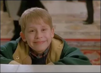 Que va dire Kevin à la réceptionniste de l'hôtel pour réserver une chambre ?