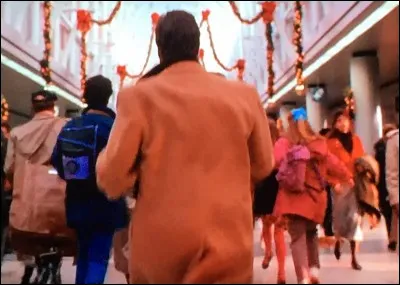 Kevin se perd dans l'aéroport car il est occupé par sa caméra. Soudain, il voit un individu de dos qui ressemble à une personne qu'il connait ! Pour qui prend-il cet homme ?