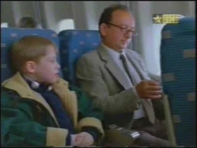 Alors que Kevin est dans l'avion, il va parler à son voisin sauf que Kevin ne comprend pas sa langue car son voisin lui parlait en :