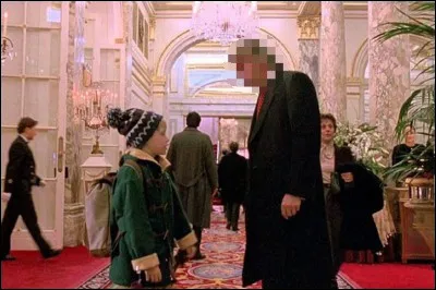 Quand Kevin va à l'hôtel, il croise une personne célèbre. Mais qui était cette personne célèbre ?