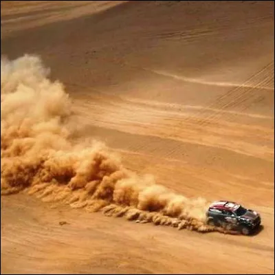 Quel pilote est le premier &agrave; avoir remport&eacute; le Paris-Dakar dans les cat&eacute;gories moto et auto ?