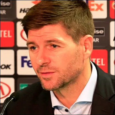 Quelle &eacute;quipe de football, actuellement entra&icirc;n&eacute;e par Steven Gerrard, d&eacute;tient le record du nombre de titres dans son championnat national ?