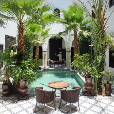 Quelle demeure urbaine traditionnelle est typique des m&eacute;dinas marocaines ?