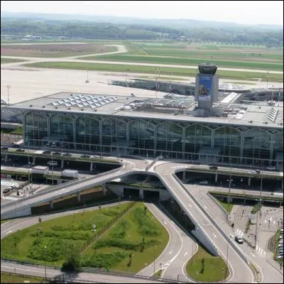Dans quelle r&eacute;gion administrative fran&ccedil;aise se trouve l�EuroAirport, unique a&eacute;roport binational au monde ?
