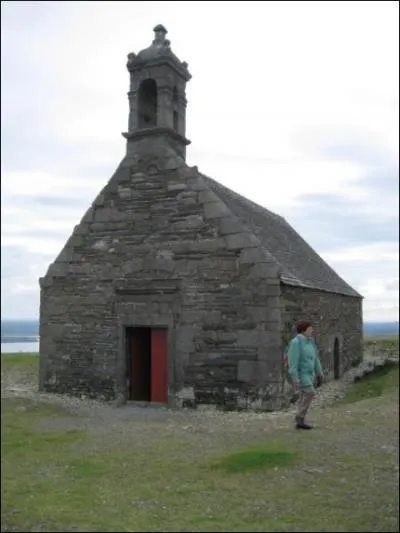 Dans le Finistre, une petite chapelle ... .