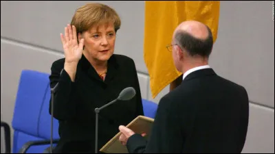 Angela Merkel devient chancelière de l'Allemagne / Attentats de Londres - quatre explosions touchent les transports publics et font 56 morts et 784 blessés :