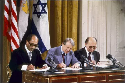 Signature des accords de Camp David par Anouar el-Sadate et Menahem Begin / "Rue des boutiques obscures", roman de Patrick Modiano, reçoit le Prix Goncourt :