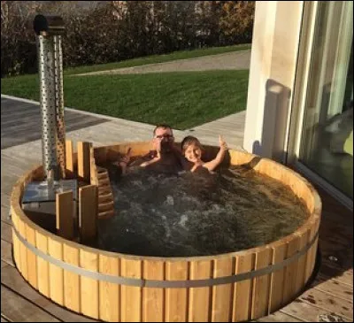 L'eau de ce bain est chauffée par un poêle à bois. Qu'est-ce ?