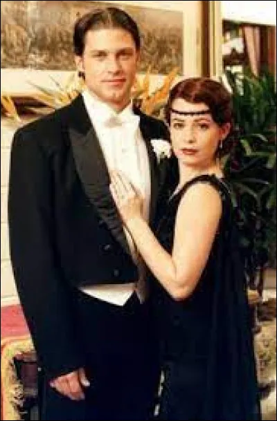 Comment se prénomme le voisin avec qui elle sort durant la 2e saison ?