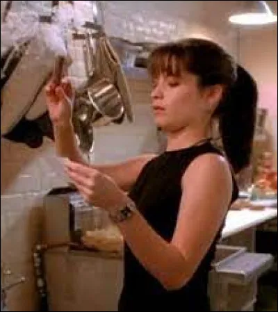 Comment s'appelle le restaurant dans lequel elle travaille durant la première saison ?