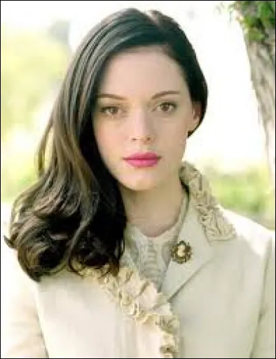 Quel âge a-t-elle lorsqu'elle arrive dans la vie de ses surs ?