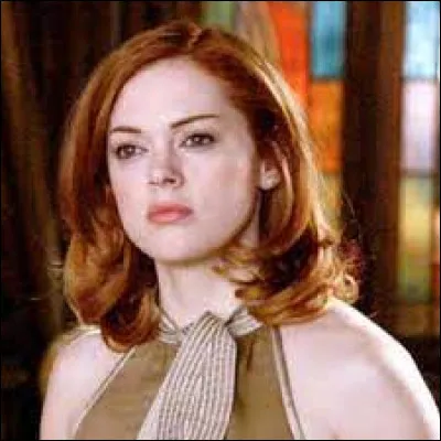 Quelle couleur de cheveux a-t-elle en saison 5 ?