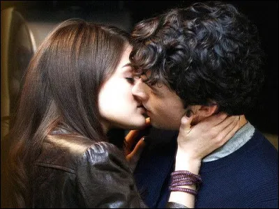 Comment s'appelle le professeur avec qui Haria a une relation secrète ?