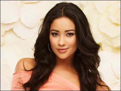 Comment se prénomme la petite amie d'Emily dans la saison 1 ?