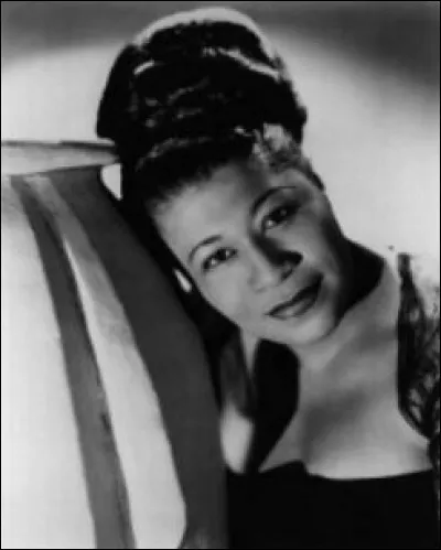 « The First Lady of Song », ni plus ni moins ! Dans les années 50, Ella Fitzgerald vit sa carrière très bien promue par un(e) certain(e) ...