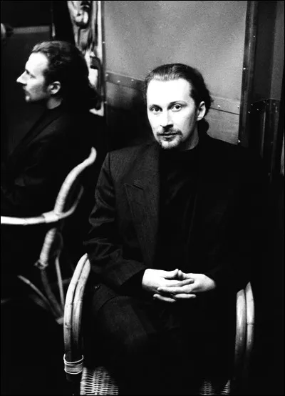 "White"... déjà pris, "Red"... trop sanguin, "Yellow"... trop sous-marin, "Green" ... "trop peace", "Grey"..."trop nuances"... Ben qu'est-ce qu'il me reste, comme couleur ?