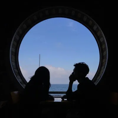 Il ne reste plus que deux êtres humains sur Terre, toi et :