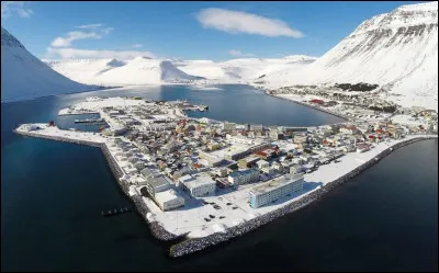 La capitale du Vestfirðir est...