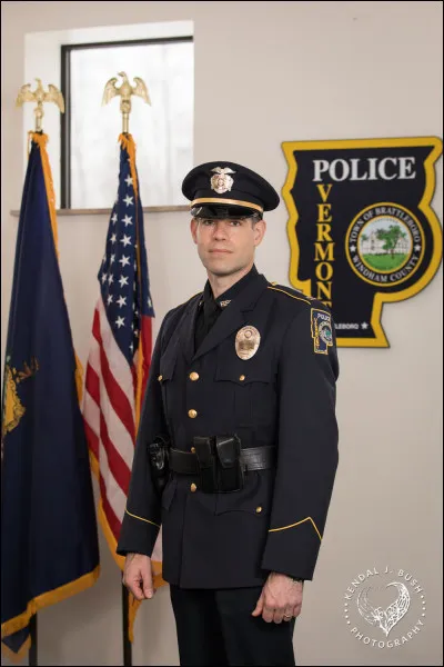 Rentrant dans la police, il est formé par :