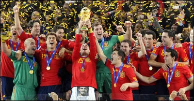 "La carte et le territoire", roman de Michel Houellebecq, reçoit le Prix Goncourt / l'équipe de football d'Espagne remporte la coupe du monde de football : c'était en ...