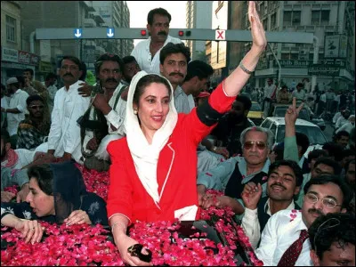 Benazir Bhutto qui avait été en 1998 la première femme élue démocratiquement à la tête d'un pays musulman - le Pakistan - est assassinée / Avec l'adhésion de la Roumanie et de la Bulgarie, l'UE compte 27 Etats membres : c'était en ...