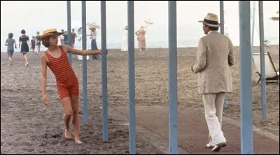 En 1911, dans l'hôtel de luxe où il loge à Venise, le compositeur Gustav von Aschenbach (Dirk Bogarde) est troublé par un jeune adolescent androgyne, Tadzio : qui réalise "Mort à Venise" ?