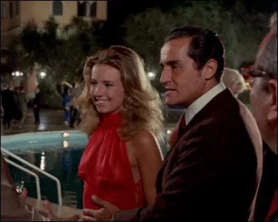 Dans "Au nom du peuple italien", la mort suspecte de la jeune Silvana met le juge Bonifazi sur la piste de Santonecito (Gassman), un homme daffaires véreux : c'est un film de ...