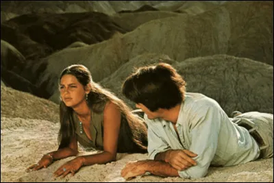 Zabriskie Point se déroule en Californie, autour de la contestation étudiante américaine de la fin des années 1960 ; il raconte la rencontre entre Daria, étudiante idéaliste, et Mark militant radical, dans la vallée de la Mort : c'est un film de ...