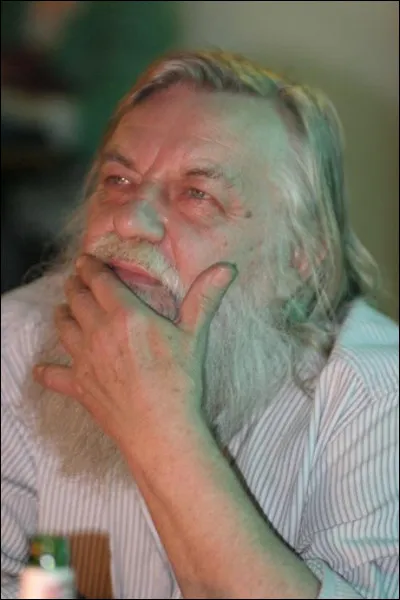 Robert Wyatt, batteur et claviériste, devient chanteur suite à un accident qui le paralyse. On lui doit, entre autres, la création d'un célèbre groupe avant-gardiste (en 1966) ...
