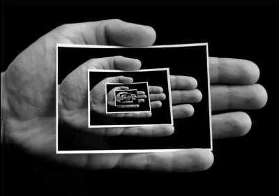 Comment s'appelle le procédé consistant à représenter une uvre dans une uvre similaire (plus grande) ?