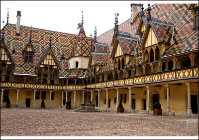 Qui fonda les Hospices de Beaune au XVe siècle ?