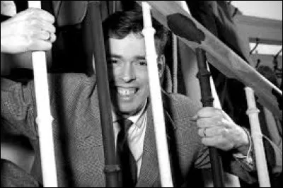 Qui est ce chanteur caché derrière des barreaux d'escaliers ?