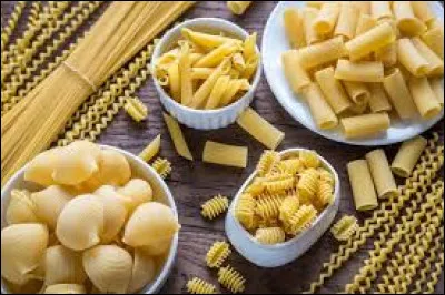 Quel est le nom des pâtes qui se trouvent dans le récipient en bas à gauche de l'image ?