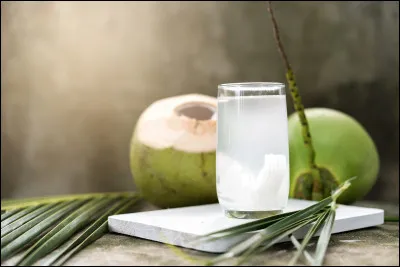 On peut, en cas d'urgence, utiliser l'eau de coco en intraveineuse comme solution d'hydratation.