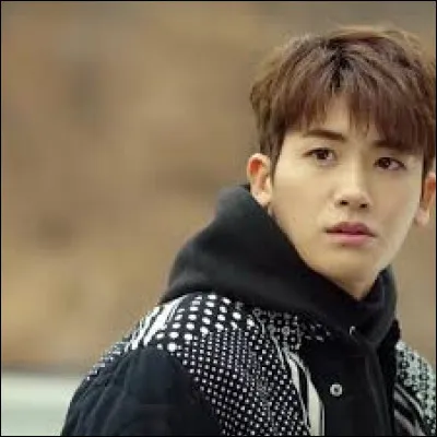 Pourquoi Min-Hyuk prend-il un garde du corps ?